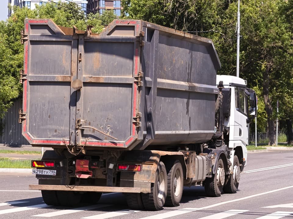 Caminhão com caçamba para transporte de sucata