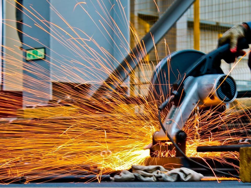 Corte de peça metálica em oficina