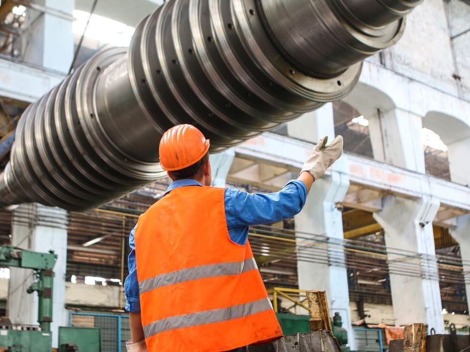 Profissional com equipamento de segurança em desmontagem industrial
