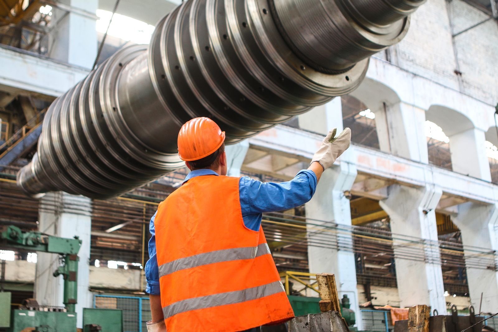 Operário com colete de segurança em desmontagem industrial